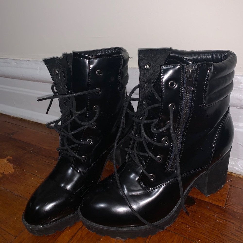 Black boot - Picture 2 of 2